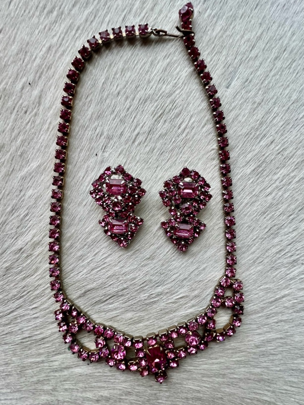 VINTAGE ART DECO RHINESTONE NECKLACE AND CLIP ON EARRING SET / PINK STONES